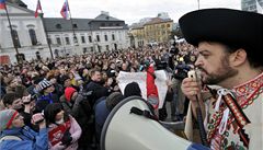 Asi tisíc lidí se selo protestovat proti vlasteneckému zákonu. Vpravo je jeden z hlavních eník, aktivista Eduard Chmelár. 