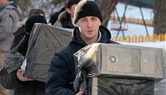 B�loru�tí policisté vyná�ejí po�íta�e z kancelá�e Charty 97.