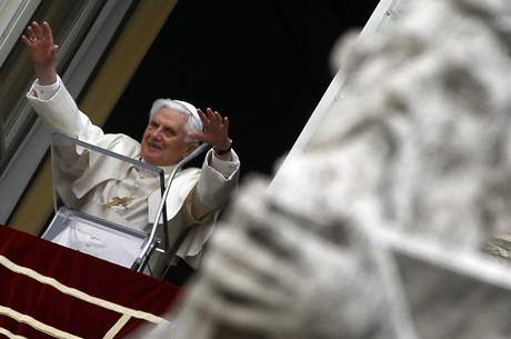 Pape Benedikt XVI. pi svém nedlním projevu ve Vatikánu.