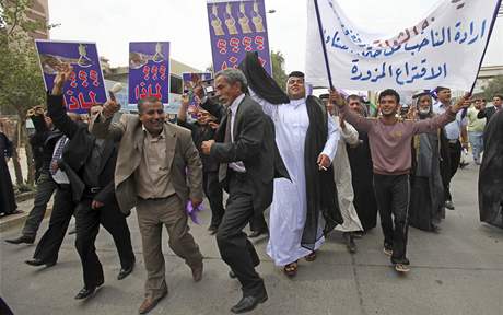 Pívrenci Núrího Málikího protestují proti výsledkm iráckých parlamentních voleb
