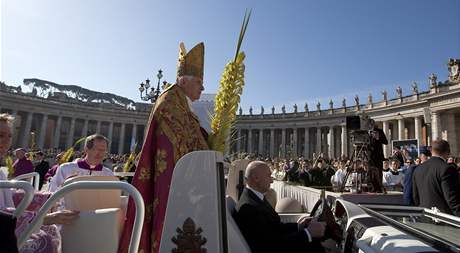 Pape pijídí na Svatopetrské námstí.