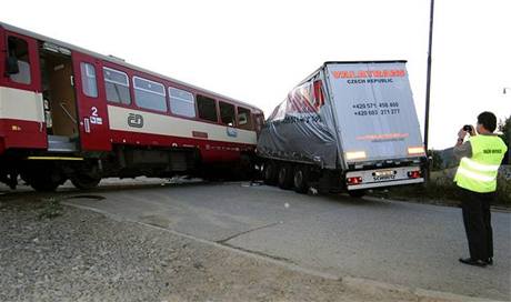 Sráka vlaku s automobilem - ilustraní foto