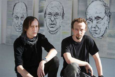 lenové umlecké skupiny Pode Bal Michal iml (vlevo) a Petr Motyka pipravili výstavu Malík Urvi II. o soudcích s komunistickou minulostí.