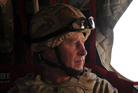Princ Charles v britském armádním vrtulníku. 