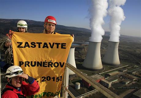 Aktivist Greenpeace opt lezou na komn elektrrny Prunov II na Chomutovsku