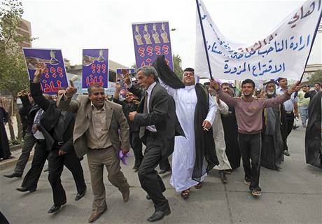 Přívrženci Núrího Málikího protestují proti výsledkům iráckých parlamentních voleb