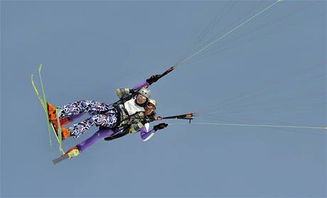 Jií Magál na paraglidu s Tomáem Ledníkem.