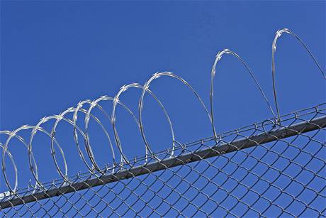 Vězení, ostnatý drát (ilustrační foto)