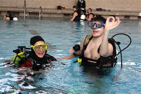 Nevidomí potápěči si užili stav beztíže.