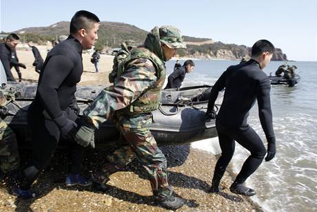 Jihokorejtí mariáci vyráejí na záchrannou akci.