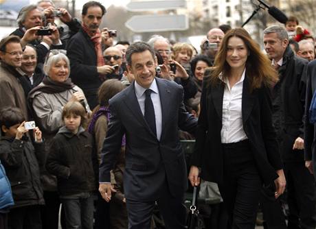 Francouzský prezident Nicolas Sarkozy s manelkou Carlou Bruniovou pichází k volbám