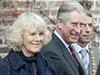 Princ Charles manelka Camilla bhem prohlídky královských zahrad. 
