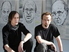 lenové umlecké skupiny Pode Bal Michal iml (vlevo) a Petr Motyka pipravili výstavu Malík Urvi II. o soudcích s komunistickou minulostí.
