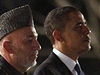 Prezident Obama naslouchá národní hymn pi neekané návtv Afghánistánu