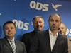 Ivan Langer (druhý zprava) vtipkuje po sáhodlouhém jednání grémia ODS. V pozadí éf strany Mirek Topolánek.