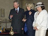 Princ Charles s chotí Camillou a Livií Klausovou si prohlíejí repliky korunovaních klenot