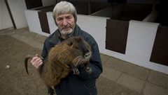 Jan Kaplan s jedním ze svých mazlí�k�. Za týden se podívá do Prahy.
