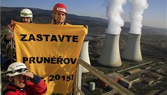 Aktivisté Greenpeace vylezli s transparenty na komín v Prunéřově