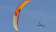 Jií Magál na paraglidu s Tomáem Ledníkem.