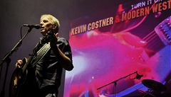Kevin Costner zahrl s kapelou v Bratislav. Pedskakoval mu Chodr