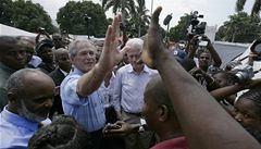 Bush Haiti podal pomocnou ruku. Pak si ji otel o Clintona