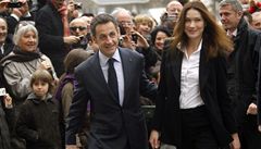 Francouzský prezident Nicolas Sarkozy s manelkou Carlou Bruniovou pichází k volbám