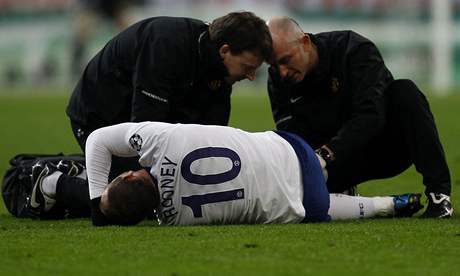 Klíový okamik pro odvetu? Manchesterský útoník Wayne Rooney se v závru duelu zranil.