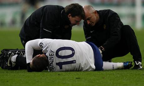 Klov okamik pro odvetu? Manchestersk tonk Wayne Rooney se v zvru duelu zranil.