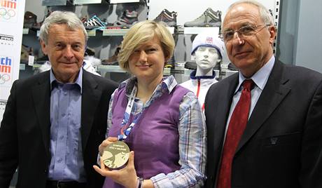 Návrháka firmy Alpine Pro Lucie Kuíková se zlatou medailí. Vlevo Frantiek Dvoák, vpravo pak Milan Jirásek.