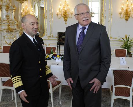 Prezident Václav Klaus s velitelem sil NATO v Evrop admirálem Jamesem Stavridisem