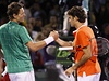 astný Tomá Berdych podává ruku zklamanému Rogeru Federerovi.