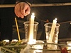 Atentáty v moskevském metru: lidé zapalují svíky za obti