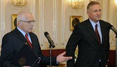 Odstupující premiér Mirek Topolánek pedal prezidentovi Václavu Klausovi demisi vlády. 