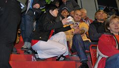 Zdravotní sestry m��í krevní tlak fotbalovým fanou�k�m.