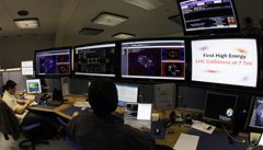 V�dci z Evropské organizace pro jaderný výzkum (CERN) sledují pr�b�h p�elomového pokusu.