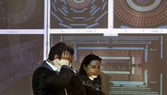 V�dci z Evropské organizace pro jaderný výzkum (CERN) sledují pr�b�h p�elomového pokusu.