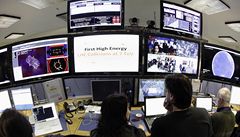 V�dci z Evropské organizace pro jaderný výzkum (CERN) sledují pr�b�h p�elomového pokusu.