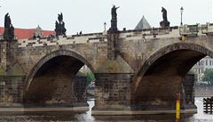 ady nestihly proetit opravu Karlova mostu, Praha pokutu platit nebude