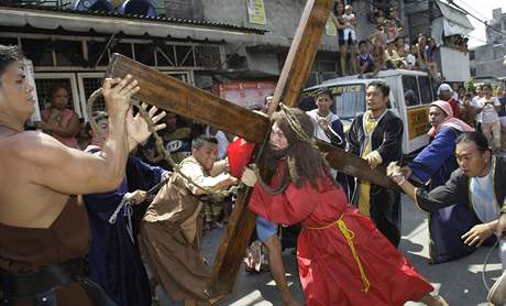 Filipínci slaví Velký pátek sebebiováním a pibitím na kí.