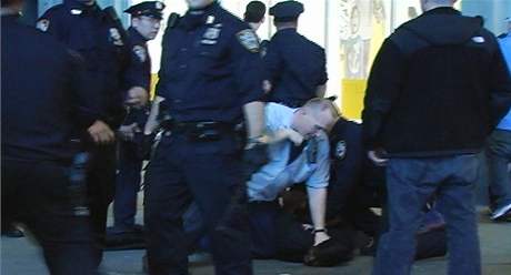 Na snímku z videa newyorský policista pacifkuje jednoho z výrostk