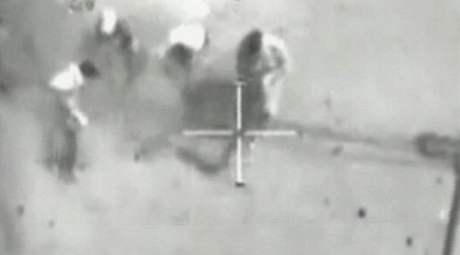 Zábry z videa poízené v roce 2007 na palub amerického vrtulníku pi bojové akci v Bagdádu