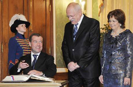 Vzácný host. Ruský prezident podepisuje návtvní knihu  ve slovenském Prezidentském paláci. 