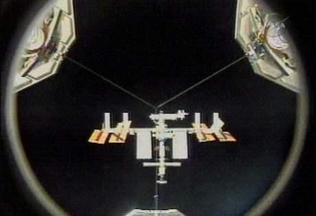 Mezinárodní vesmírná stanice z pohledu z raketoplánu Discovery
