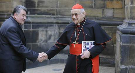 Kardinl Miloslav Vlk (vpravo) a nov prask arcibiskup Dominik Duka na Praskm hrad, kde se 9. dubna setkali s prezidentem Vclavem Klausem