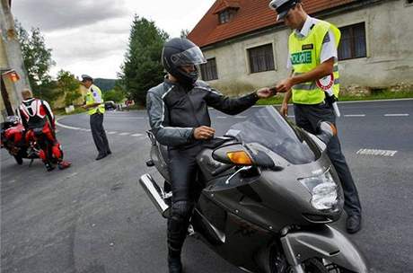 Vyí rychlost nakonec policisté v sobotu zjiují u edesáti motorist  u estiny kontrolovaných.