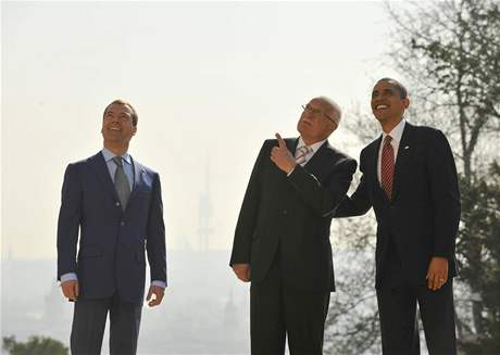 Dmitrij Medvedv, Václav Klaus a Barack Obama v zahradách Praského hradu.