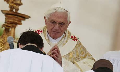 Pape Benedikt XVI. pi tradiním velikononím poehnání Mstu a svtu (Urbi et orbi).