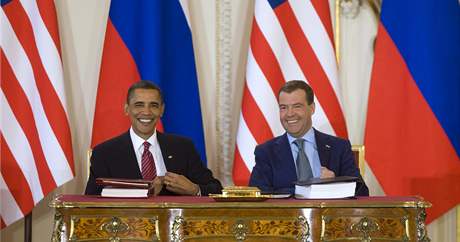 Barack Obama a Dmitrij Medvedv se smjí po podpisu smlouvy o sniení jaderného arzenálu.