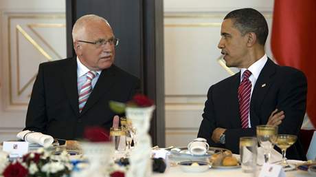Václav Klaus hovoí s Barackem Obamou pi slavnostním obd.