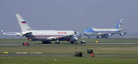 Letouny ruského a amerického prezidenta na ruzyském letiti v Praze.
